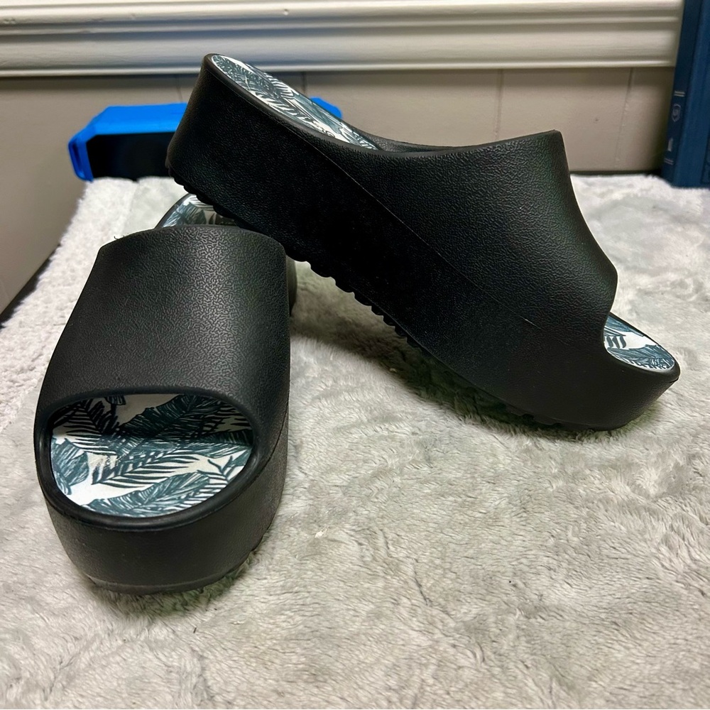 Baretraps Sz 7 Black Women's Slide Sandals EUC